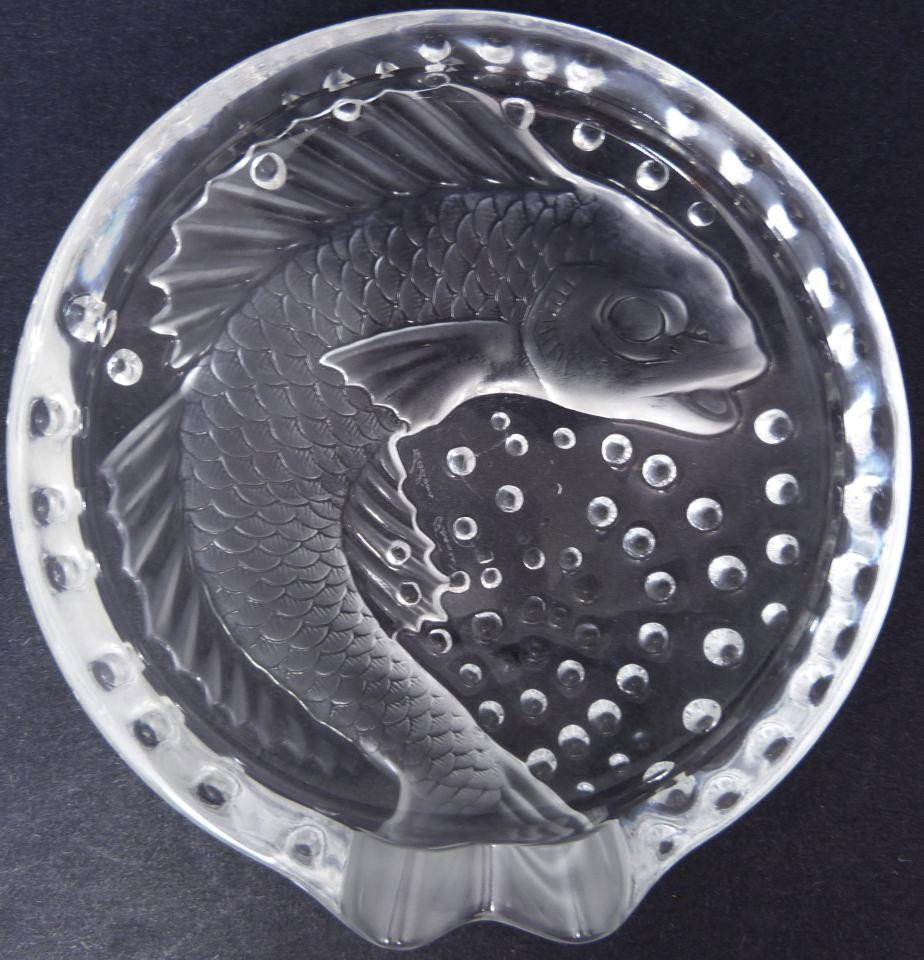 SABINO FRENCH CUT CRYSTAL FISH ASHTRAY: Sabino French cut crystal. Has a frosted fish design to reverse of bowl with concave dots. Signed Sabino France to bottom. Measures 2" height x 6 1/8" diameter (5.08cm x 15.5cm).