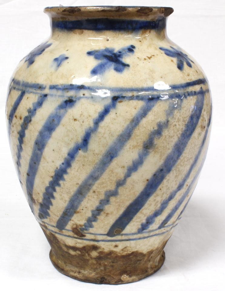 ANTIQUE CHINESE HAND PAINTED BLUE & WHITE VASE: Antique Chinese blue and white stoneware vase with hand painted floral and line design. Late 17th/18th century. Measures 8 1/4" (20.9cm).