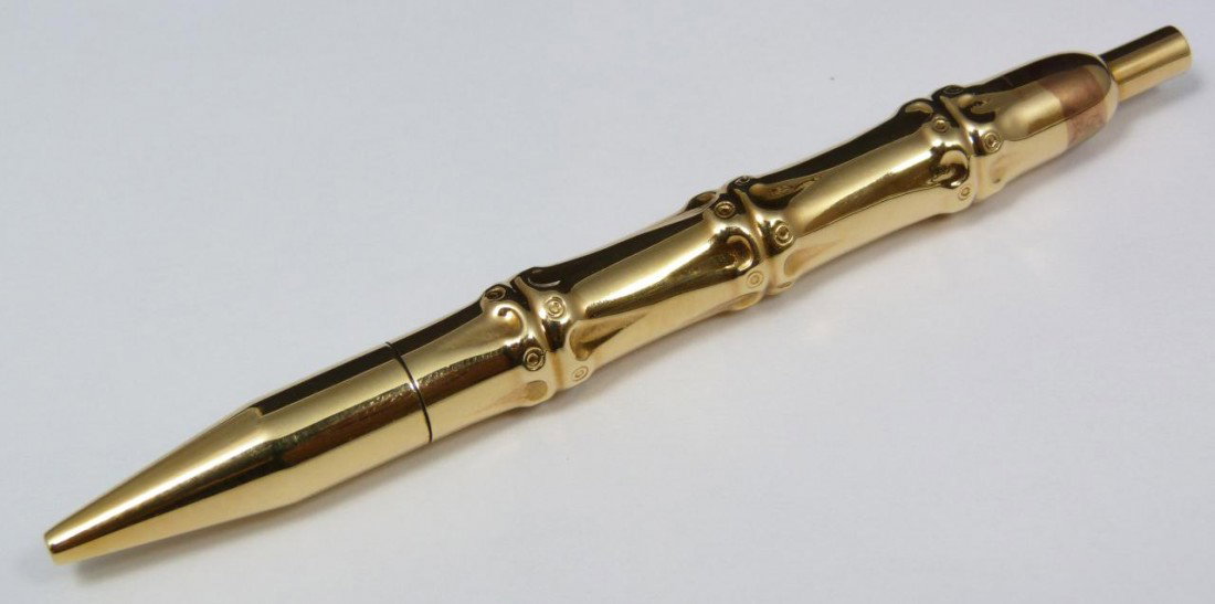 HARRY WINSTON 14kt YG STYLIZED BAMBOO PEN: Harry Winston 14kt yellow gold deco–style retractable writing pen. Measures 4 1/8" length. Total weight 14.4dwt (22.4g).