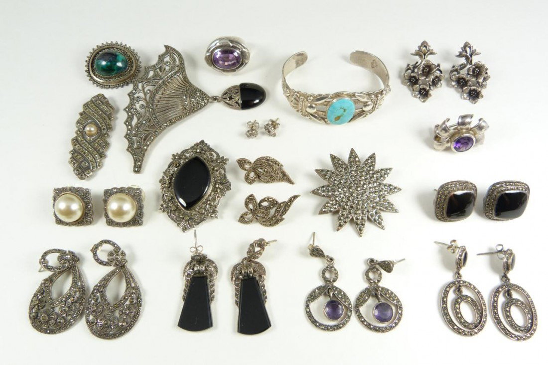 25 PIECES OF STERLING SILVER ASSORTED JEWELRY: 25 piece lot of sterling silver assorted jewelry. Lot includes brooches, earrings, a ring and bangle bracelet. Some pieces set with marcasite, black onyx, pearl, turquoise and other jewels. Total weig