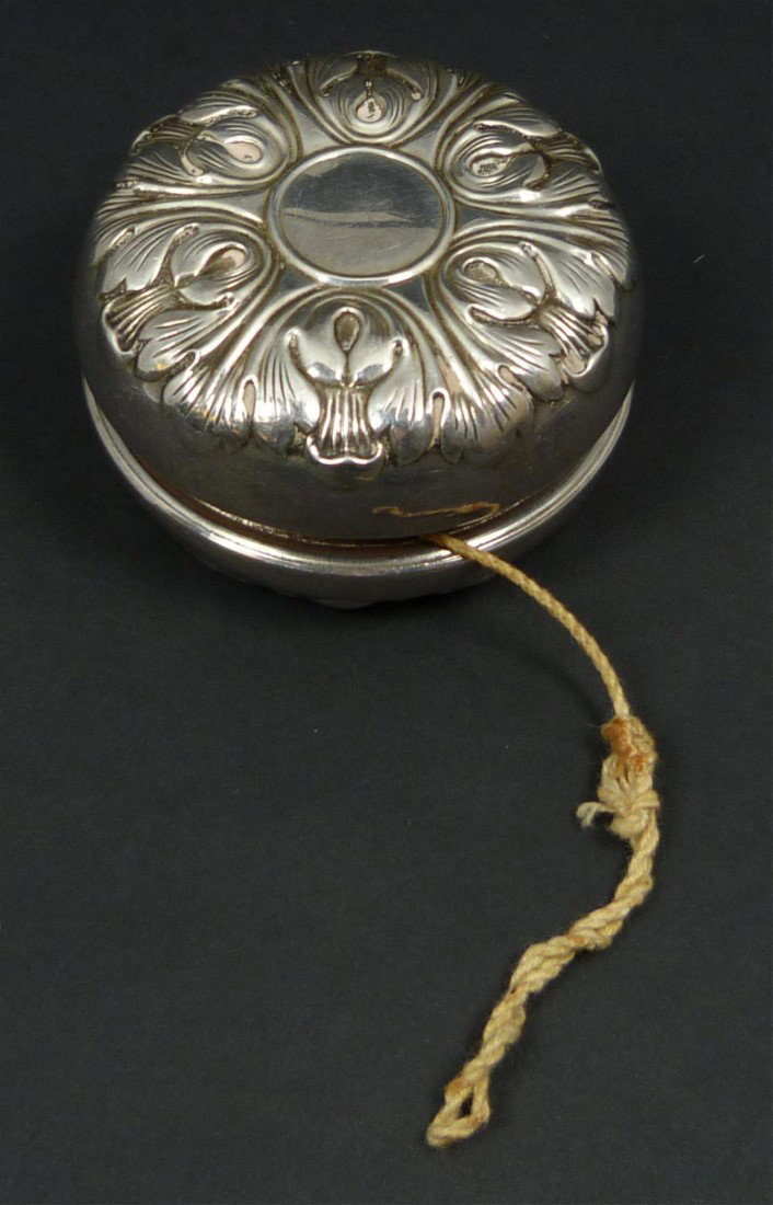 OLD GORHAM STERLING SILVER NOUVEAU YO-YO: Old Gorham sterling silver Art Nouveau style floral yo-yo toy. Marked "GORHAM STERLING COVER 30 STEEL BODY". Measures approx. 1 1/2" height x 2 1/4" diameter (3.8cm x 5.7cm). Total weight of 2.1ozt/67