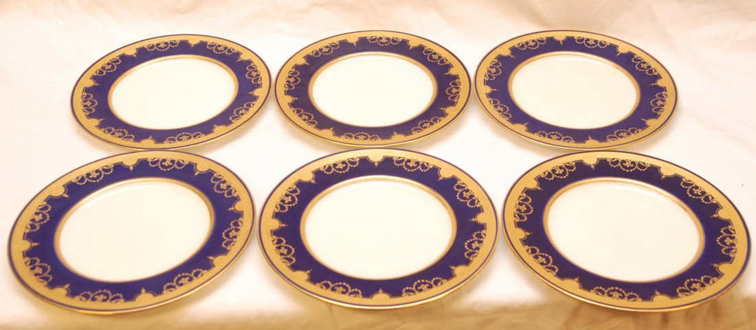 6 MINTONS PORCELAIN COBALT & GOLD PLATES TIFFANY: Set of 6 Minton English porcelain dinner plates having an ivory center with cobalt blue rim & gold gilded embellished border with Fluer de Lis design. Each plate holds pink underglaze Mintons mark wit