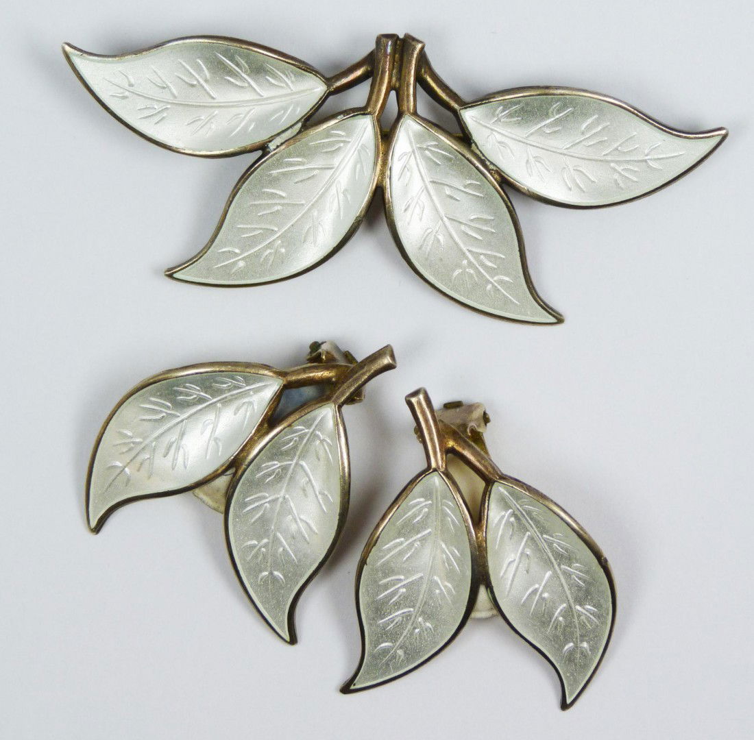 DAVID ANDERSEN NORWAY STERLING EARRING PIN SUITE: Vintage ladies David-Andersen and Willy Winnaes Norwegian sterling silver enameled pin and earrings suite. Each piece having a leaf form design. Each piece fully hallmarked. Earrings approx. 1 3/8" (3