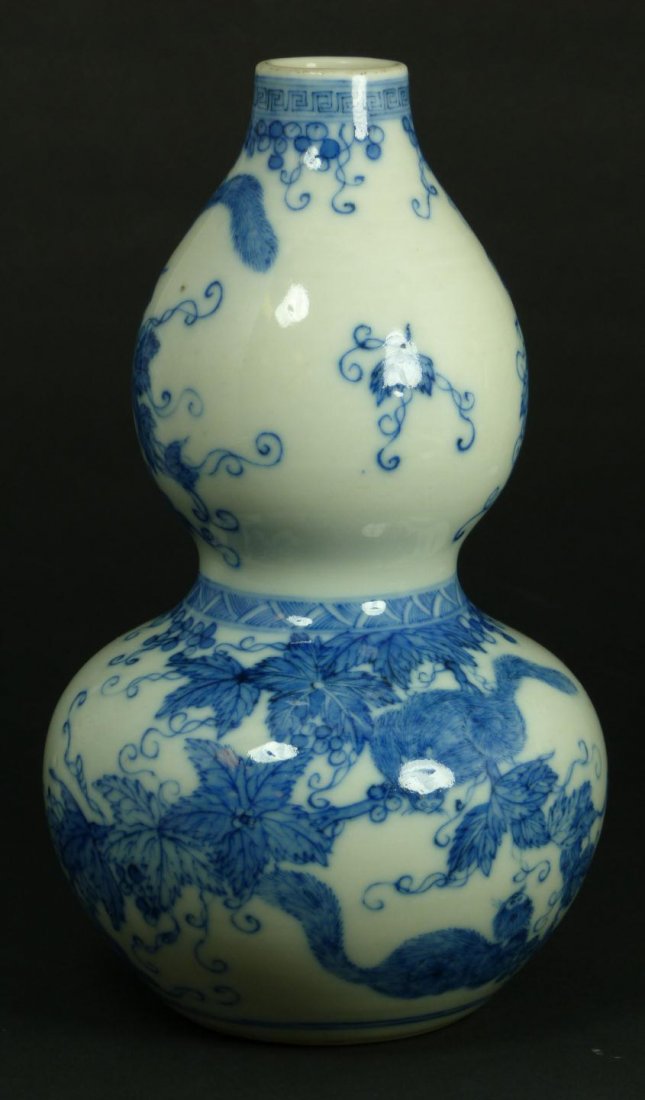 18th C CHINESE BLUE & WHITE HULU GOURD VASE: Antique Chinese hand painted blue and white hulu gourd vase depicting squirrels in trees with triangular and Etruscan pattern bordering. Measures 6 3/4" height (17.1cm). Total weight of 544 grams.