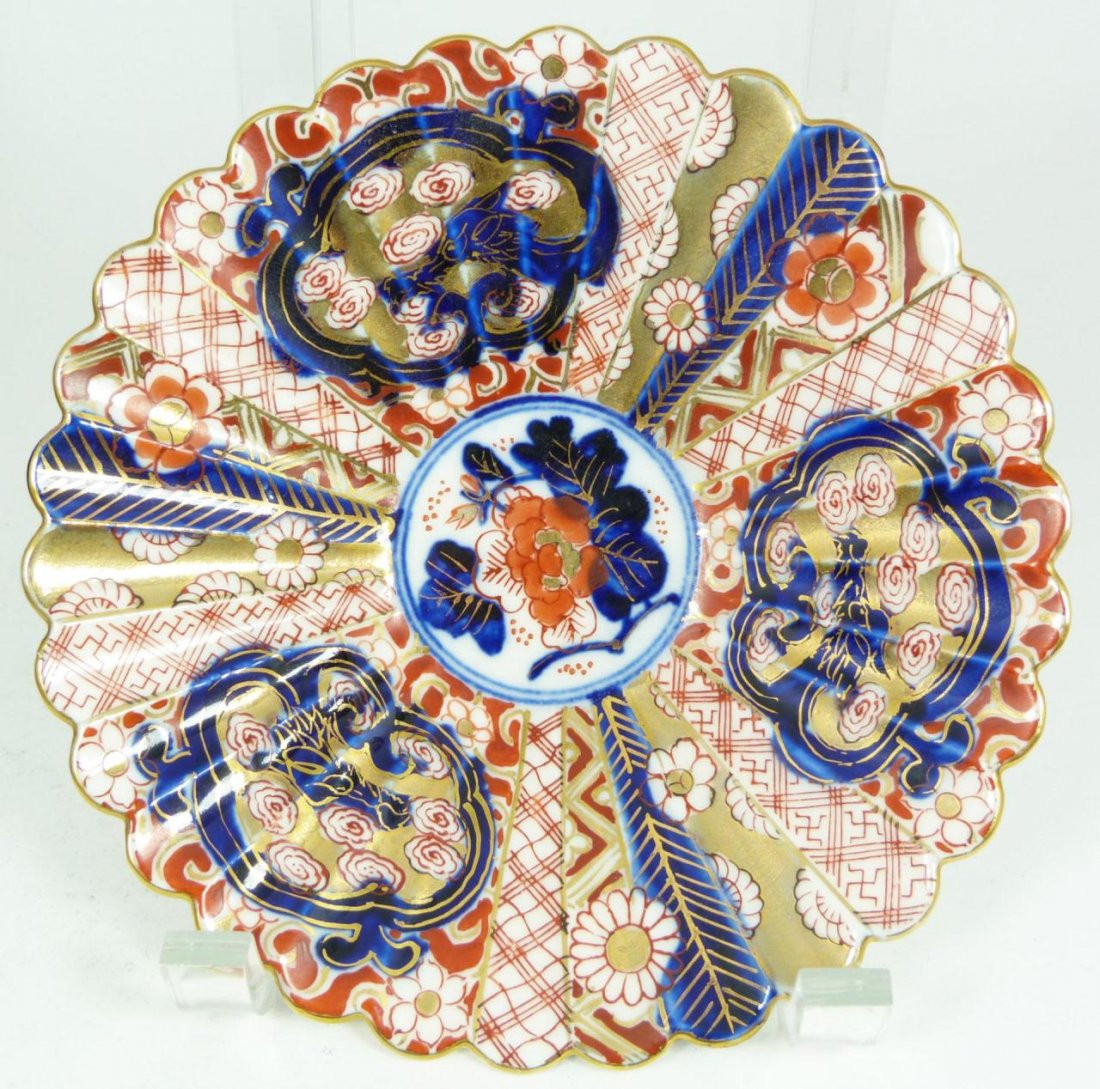 JAPANESE IMARI PORCELAIN SCALLOPED DISH: An antique Japanese Imari porcelain scalloped dish. 19th century. Measures 6 1/2" diameter (16.5cm). Total weight of 247 grams.
