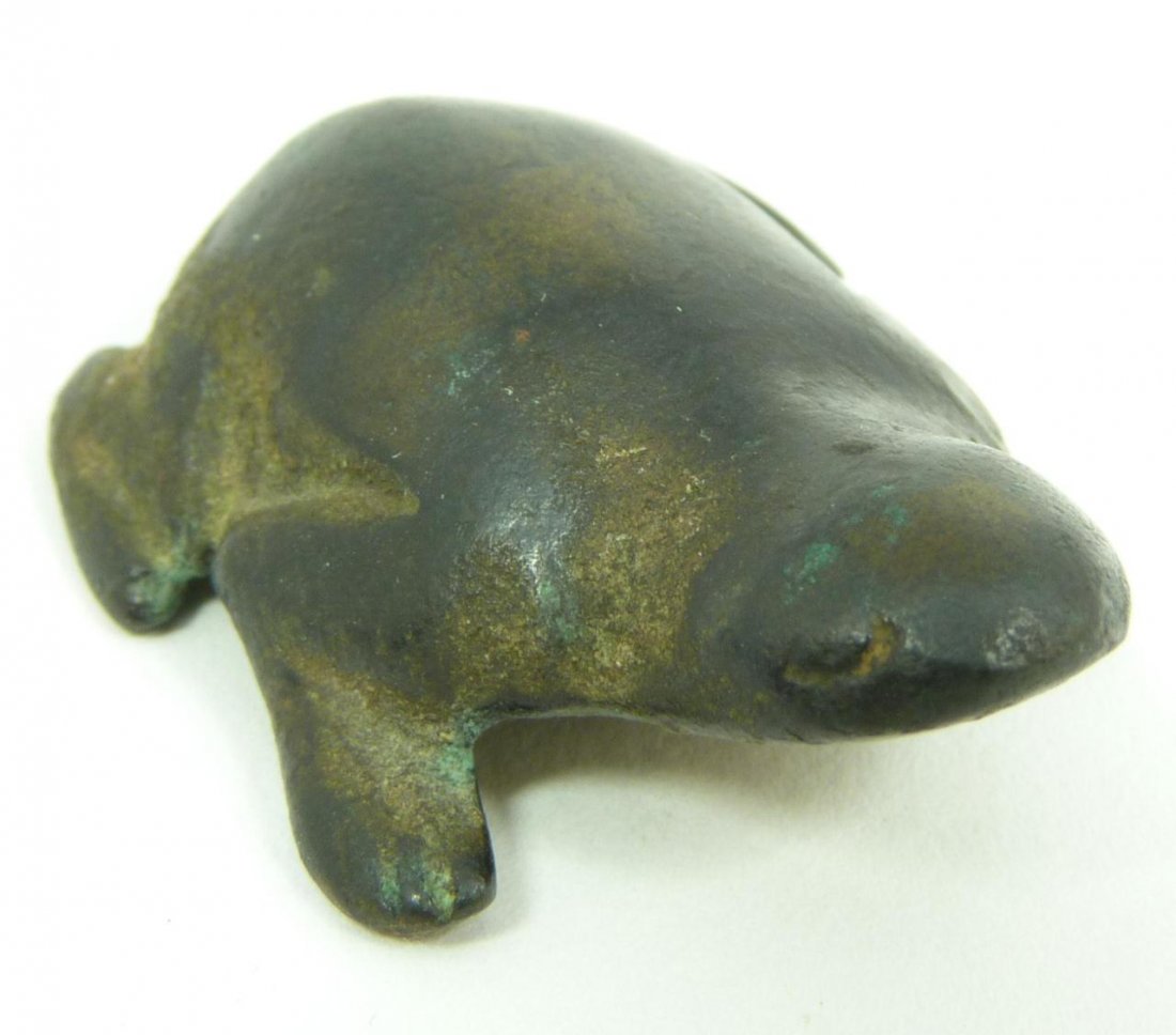 HAN DYNASTY PETITE BRONZE FROG: Small bronze frog. Measures 2.5cm length. Weight 39g.