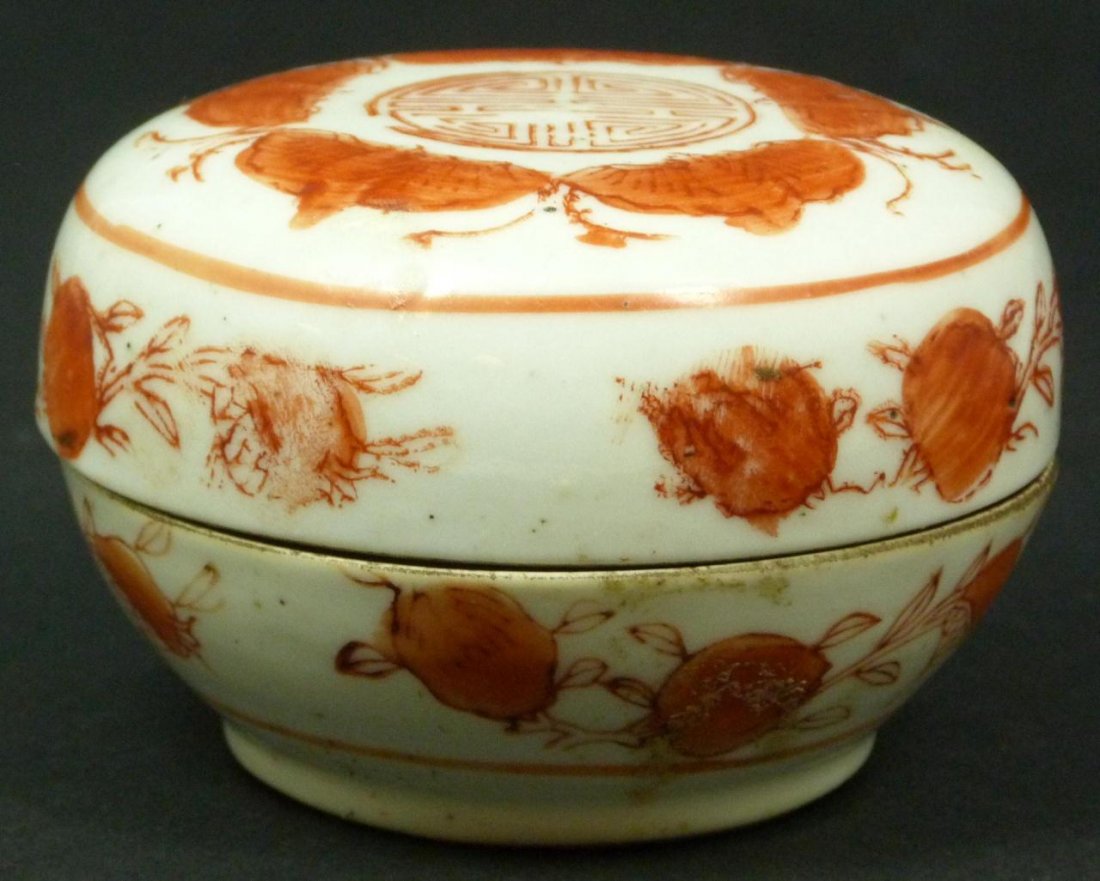19th C CHINESE PORCELAIN COVERED PILL BOX: Decorated in hand painted orange design with persimmons. No apparent mark to base. Circa 1820s. Measures approximately 8cm diameter x 5cm height. Total weight 154g.
