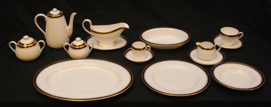 161 PIECE SPODE KNIGHTSBRIDGE CHINA SET SERV FOR 18: 161 piece Spode English porcelain china set in the Knightsbridge pattern. Service for 18 plus serving pieces. Set includes: 18 dinner plates (10 1/2"), 18 salad plates (8"), 17 bread & butter plates (