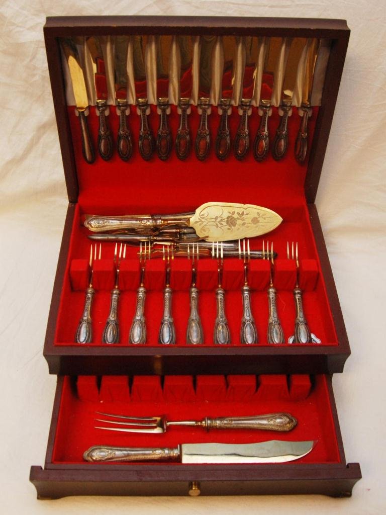 29 OLD GERMAN 800 SILVER FLATWARE PIECES: 29 old German 800 silver flatware pieces including 15 knives and 14 forks. Pieces include two patterns. Each marked 800 to handles. All pieces have hollow handles with metal blades and tines. Late 19t