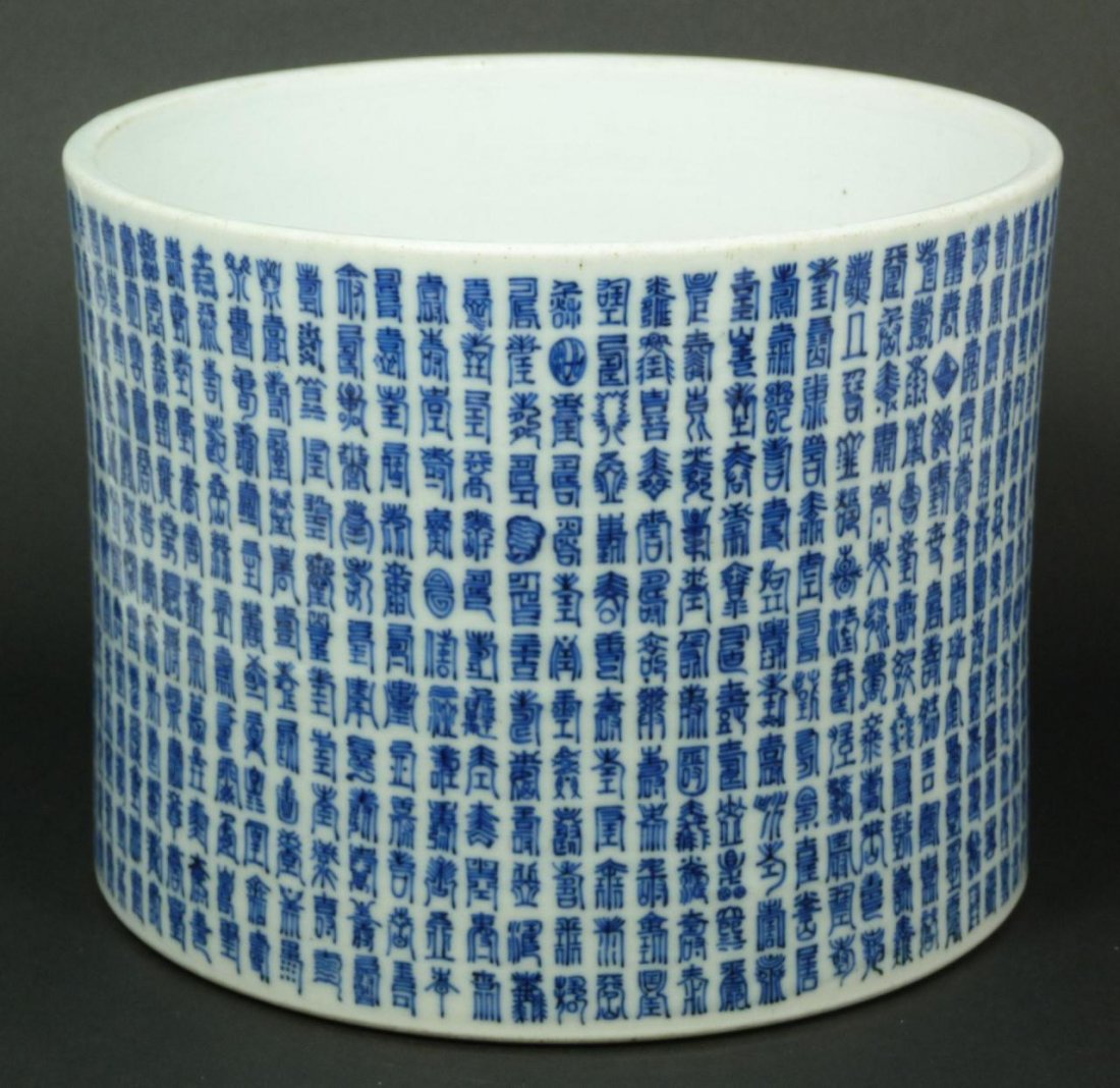 18th C CHINESE BLUE & WHITE LONG LIFE BRUSH POT: Antique Chinese hand painted blue and white long life brush pot having calligraphy throughout exterior. Bottom holds blue six character calligraphy Ming Jiaqing reign mark, but made of later period. M