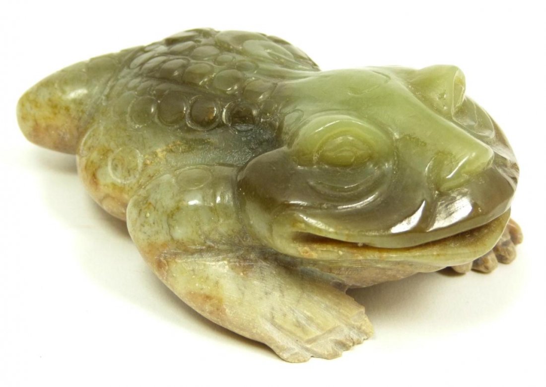 CHINESE CARVED JADE 3 LEGGED TOAD FIGURE: Measures 3.75in(9.5cm) Length. Weighs 297 grams.