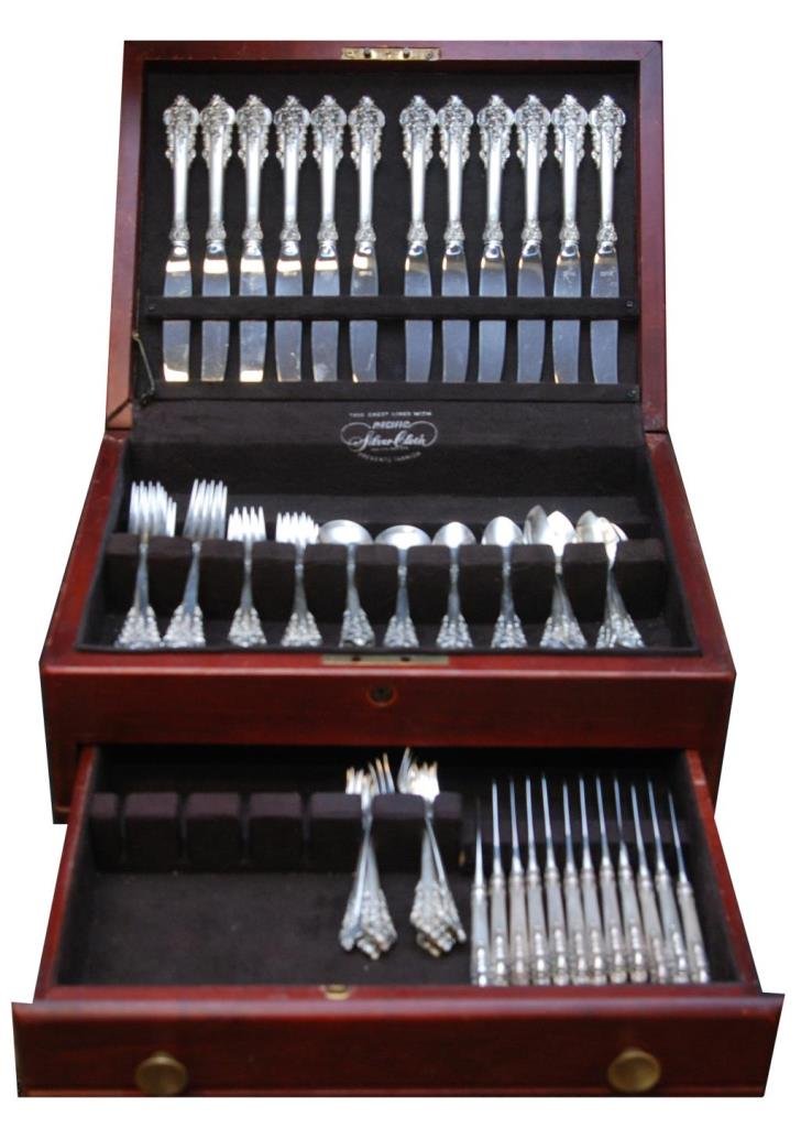 72 PIECE WALLACE GRAND BAROQUE SERVICE FOR 12: A 72 piece Wallace American sterling silver 6-12 service flatware set in the highly sought after Grande Baroque pattern. Set includes 12 dinner knives (9 3/4"), 12 dinner forks (7 3/4"), 12 salad fork