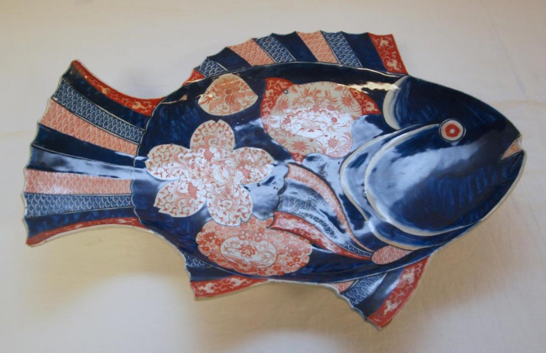 ANTIQUE JAPANESE IMARI PORCELAIN FISH PLATTER: Antique Japanese hand painted figural fish platter. Traditional iron red and cobalt blue colors. Late Edo to Meiji period, 19th century. Measures 22 1/2" length x 15 3/8" width (57.1cm x 15.3cm). Tota