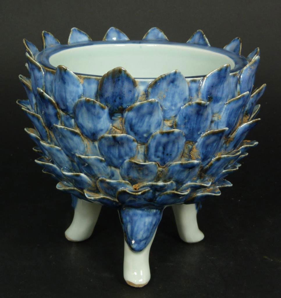 17th CENTURY OR EARLIER TRIPOD LOTUS FORM CENSOR: Antique Chinese hand painted blue and white porcelain tripod censor having a figural lotus blossom design. Early Qing to Ming Dynasty period (17th century or earlier). Measures 6 1/8" height x 7 1/4"