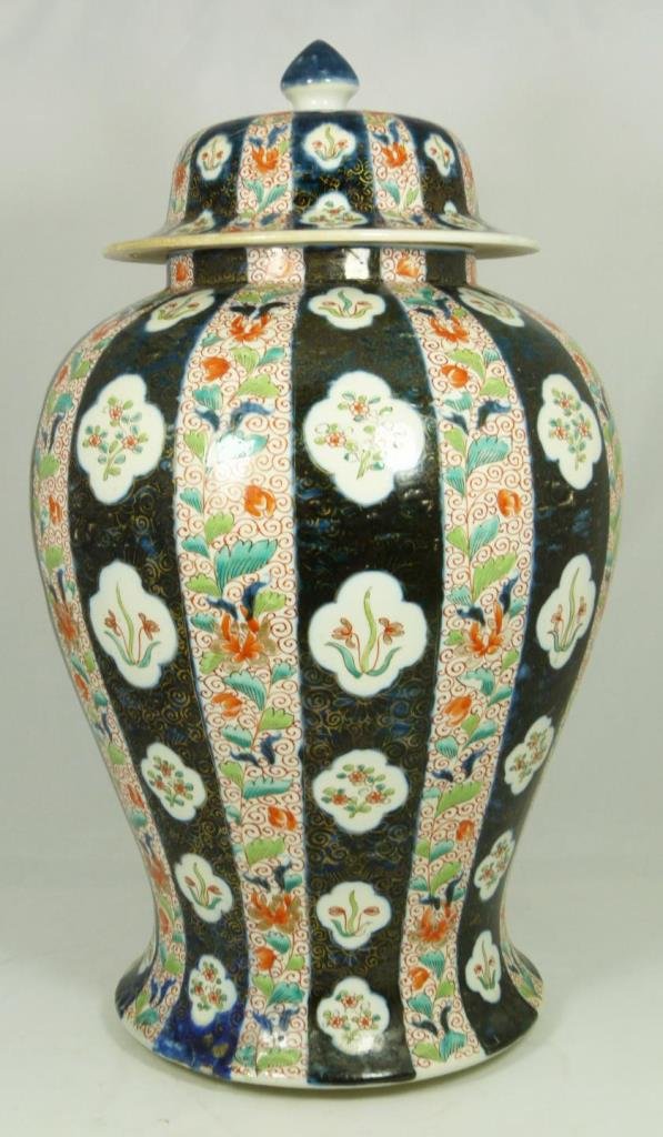 JAPANESE LIDDED IMARI PORCELAIN FLORAL VASE: Antique Japanese lidded Imari porcelain vase having a floral pinstripe design. Meiji to Showa period. Measures 19" height x 11 1/2" diameter (48.2cm x 29.2cm).