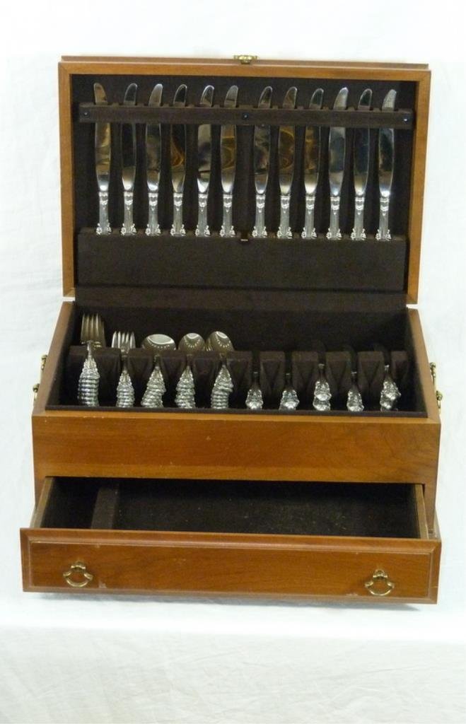 84pc WALLACE STERLING SIR CHRISTOPHER FLATWARE SET: 84 piece Wallace American sterling silver flatware set in the Sir Christopher pattern having a 12-6 piece place settings, plus an extra set of teaspoons. No apparent monograms or removals. Set include