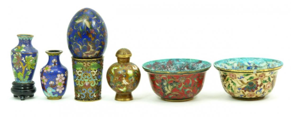 7pcs OF FINE ANTIQUE CHINESE CLOISONNE ITEMS: A lot of seven fine antique Chinese cloisonne items including two wide cups, a taller cup, egg, snuff bottle and two miniature vases. Circa Qing Dynasty period (1644–1911). Tallest piece with base 2