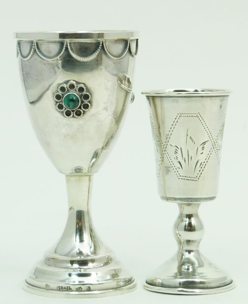 2 ISRAELI STERLING SILVER JUDAICA KIDDUSH CUPS: 2 ISRAELI STERLING SILVER JUDAICA KIDDUSH CUPS Tallest measures 4" tall (25.4cm) with malachite inserts to side. Mid to late 20th century comes in beautiful velvet box. Total weight of 400g including 