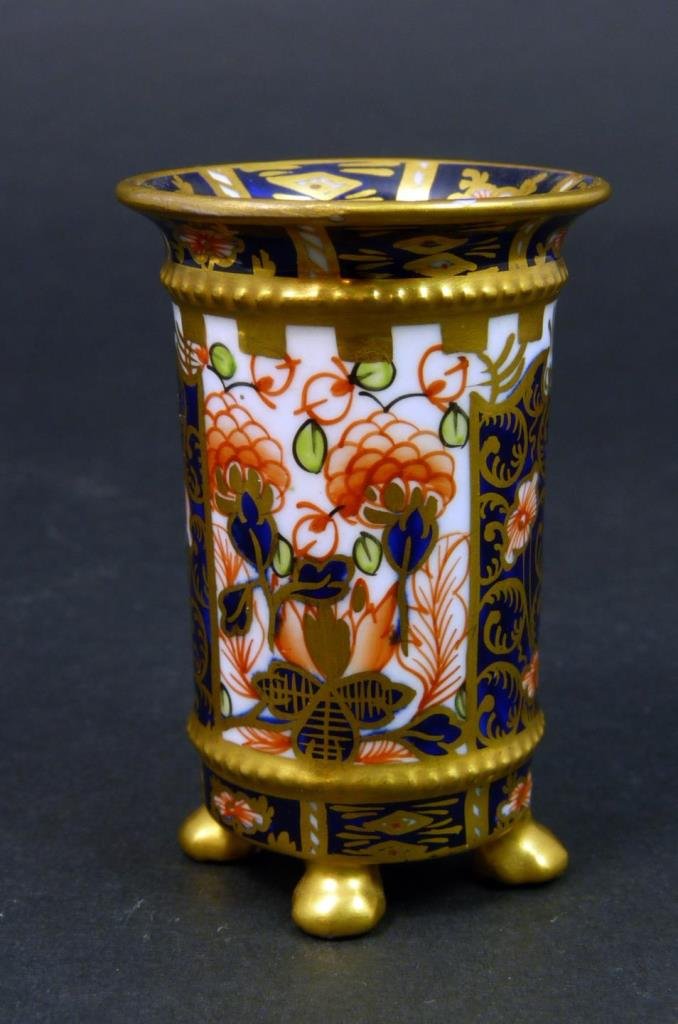 ANT ROYAL CD IMARI STYLE FOOTED TOOTHPICK HOLDER: ANTIQUE ROYAL CROWN DERBY IMARI STYLE FOOTED TOOTH PICKHOLDER Stands on 4 gold feet. 2-1/2" (6.35cm) tall signed in red to base. Total 33.3g