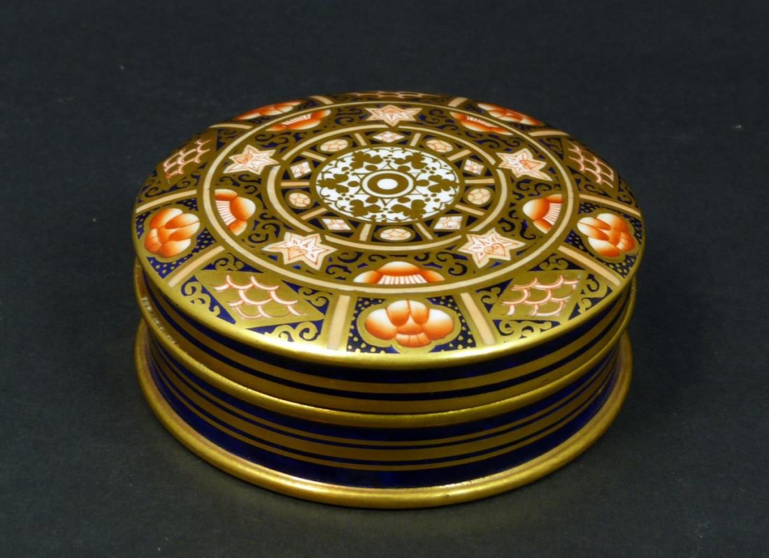 ANTIQUE IMARI PORCELAIN BOX ATTRIBUTED TO RC DERBY: ANTIQUE IMARI PORCELAIN BOX ATTRIBUTED TO ROYAL CROWN DERBY Measures 4" across (10.16cm). Unsigned to base Imari top early 20th century. Total weight 315g