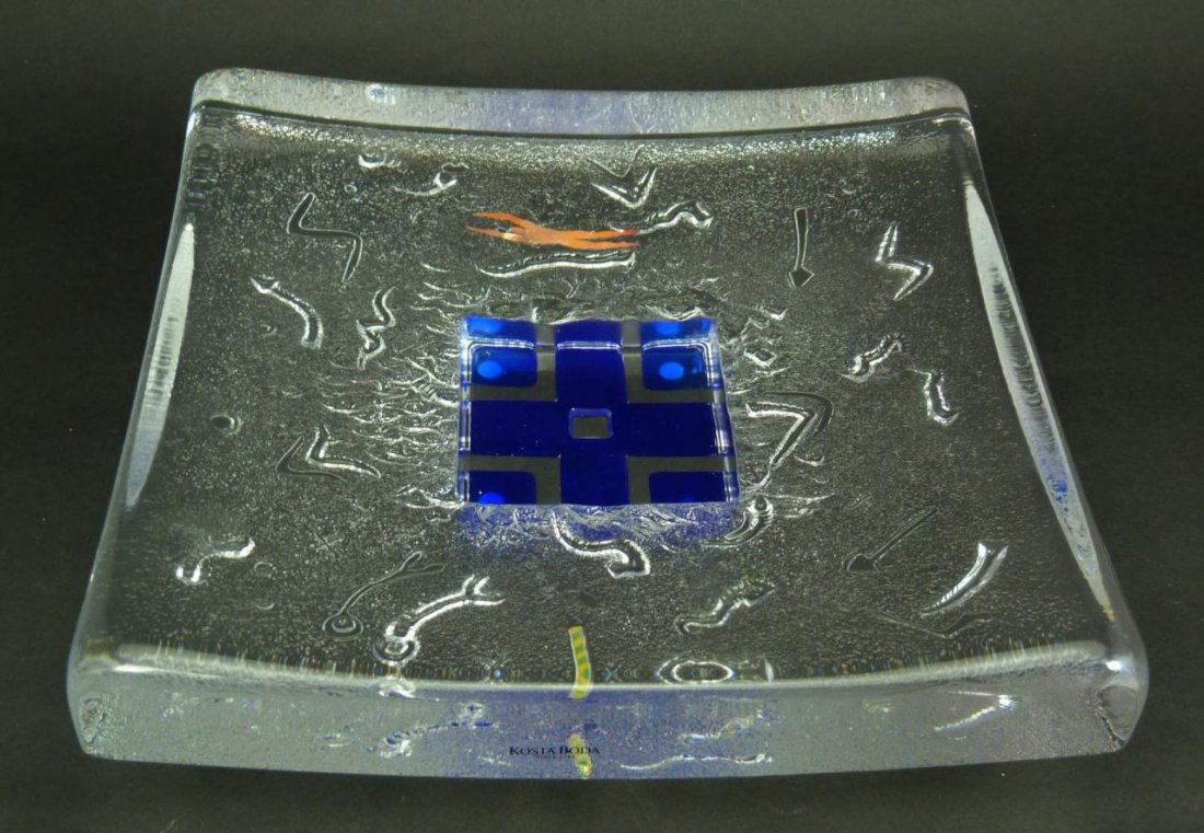 BERTIL VALLIEN GLASS SCULPTURE FOR KOSTA BODA: BERTIL VALLIEN GLASS SCULPTURE FOR KOSTA BODA This imaginative piece called "The Swimmer" is a clear, heavy glass slab with embedded figures. Measures 9" square (22.86cm). Total weight 4440g