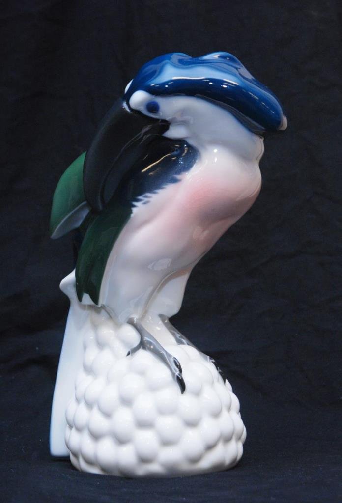 LARGE KPM PORCELAIN PAINTED TUCAN: LARGE KPM PORCELAIN PAINTED TUCAN Measures 11" tall (27.94cm) Marked in blue to base with scepter mark Total weight 1200g