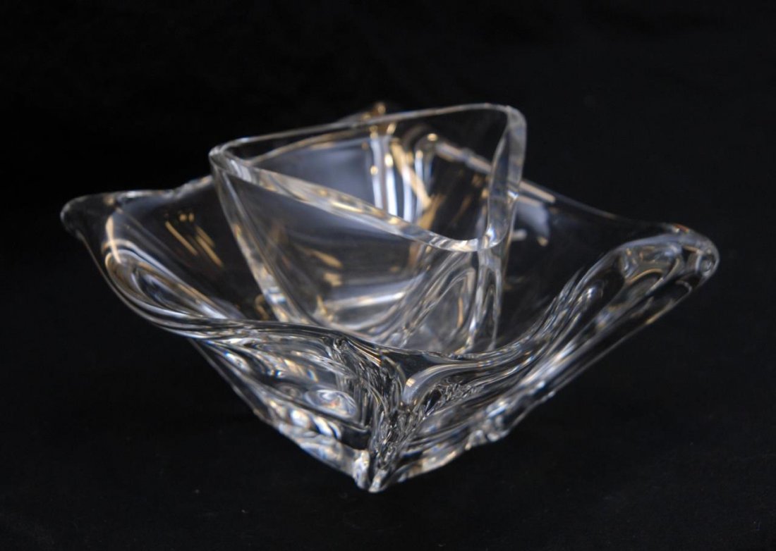 TWO ART GLASS BOWLS DAUM & VAL ST LAMBERT: TWO ART GLASS BOWLS DAUM & VAL ST LAMBERT Signed Daum France bowl which measures 7" across (17.78cm) & Val St Lambert which measures 4" across (25.40cm). Total weight 2135g