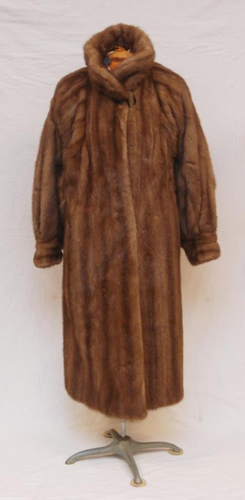 LADIES FULL LENGTH BROWN MINK COAT: LADIES FULL LENGTH BROWN MINK COAT Approx 15 years old.