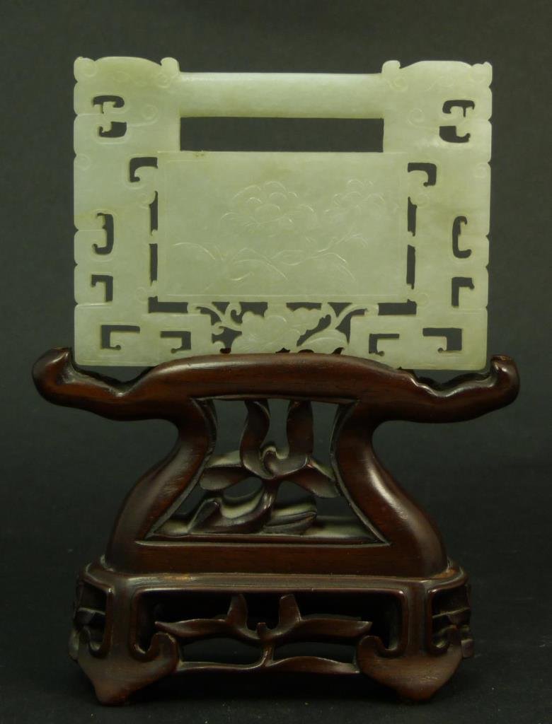 ANTIQUE CHINESE WHITE HETIAN JADE PLAQUE w BASE: Very impressive Chinese carved and reticulated white He-Tian jade plaque depicting Chih-Lung dragons in an archaic design. Four character Zhuanshu raised design to front. Even tone throughout with mot