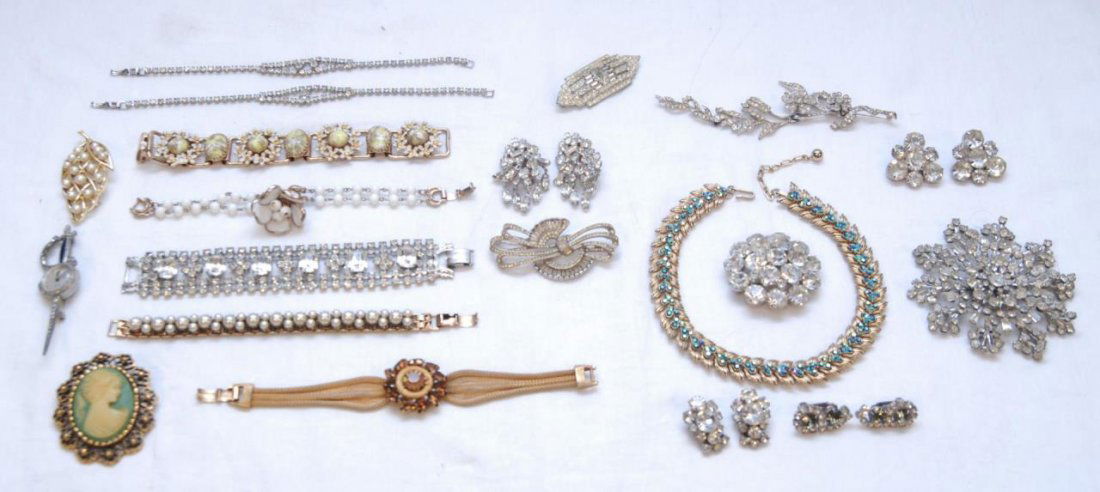 VINTAGE LOT OF 20 COSTUME JEWELRY ITEMS: Vintage lot of 20 piece costume jewelry items. Consisting of some Rhinestones, large Trifari piece, Cameo and pearl jewelry. Total weight 561g.