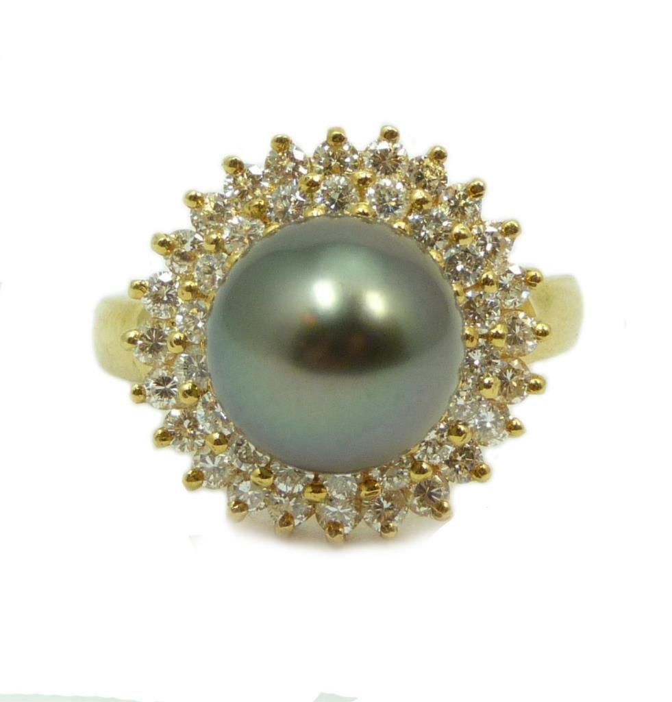 18KT YELLOW GOLD DIAMOND & TAHITIAN PEARL RING: 18kt yellow gold ring with a 12mm lovely Tahitian pearl surrounded by numerous round diamond accents. Ladies size 7. Total weight 5.7dwt.