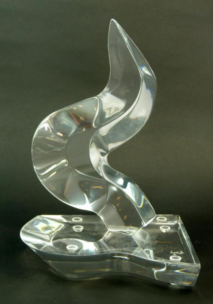 LOVELY VINTAGE LUCITE GEOMETRIC STATUE: Lovely vintage Lucite geometric statue. Signed Van Teal. Circa 1970s. Measures approx 12" (30.48cm) Height. Total approx weight 1.4kg.