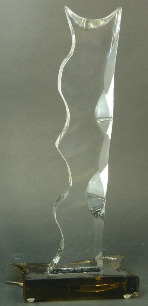 VINTAGE LUCITE ABSTRACT SCULPTURE: Vintage Lucite abstract sculpture. Signed Van Teal. Circa 1970s. Measures approx 13" (33.02cm) Total approx weight 632.4g.