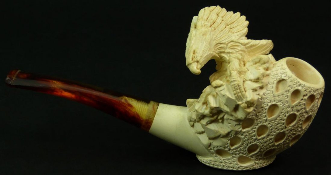 VINTAGE CARVED MEERSCHAUM PIPE OF AN EAGLE ON NEST: Vintage carved Meerschaum pipe depicting an eagle perched on it's nesting ground. Measures approx 3 1/2" (8.89cm) Length + 3" bakelite mouthpiece. Total approx weight 44.5g.
