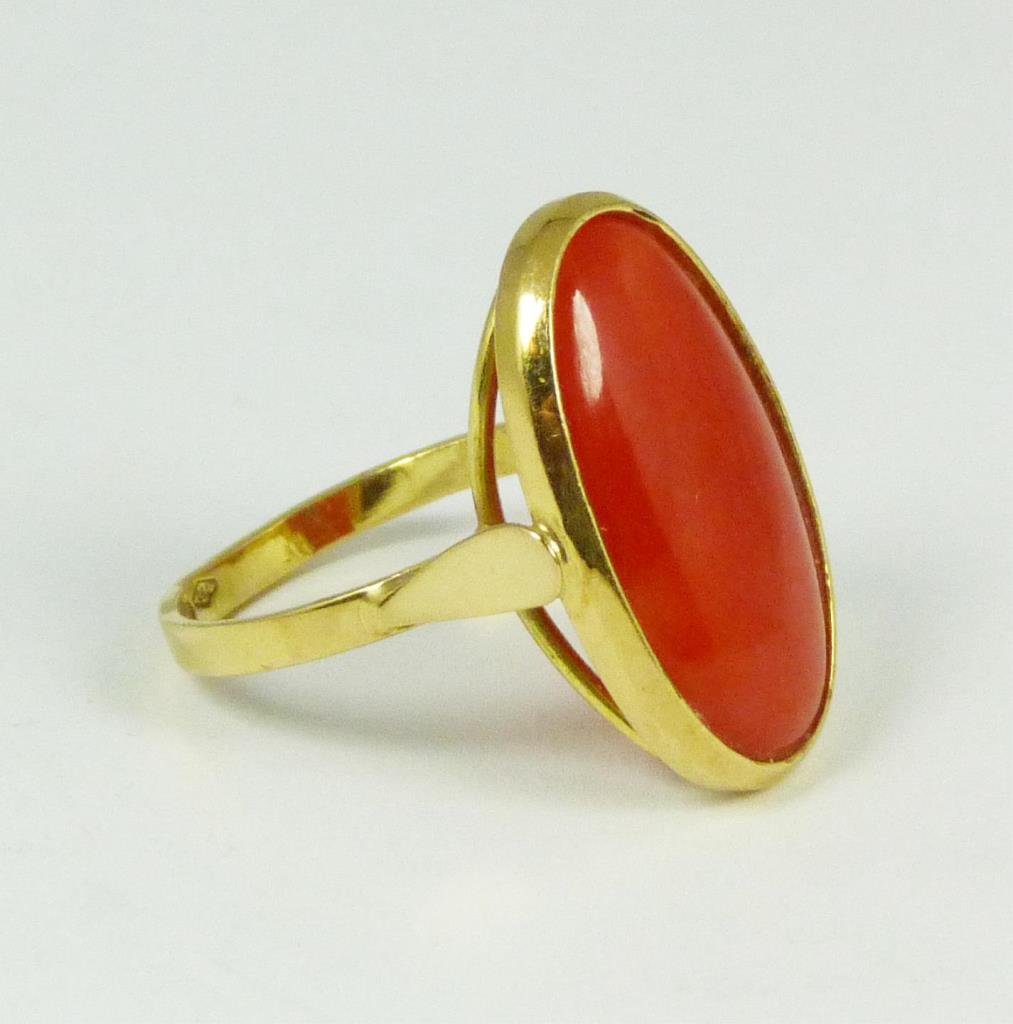 LADIES ITALIAN 18K YELLOW GOLD CARNELIAN RING: A ladies Italian 18k yellow gold ring featuring an oval carnelian approx. 3.10ct. Ring size 6.5. total weight of 3.6dwt.