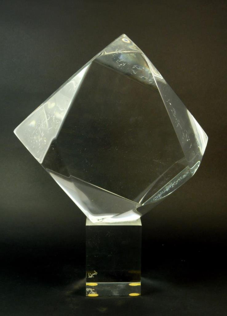 LARGE ABSTRACT GEOMETRIC LUCITE SCULPTURE: Large abstract geometric Lucite sculpture. Signed Van Teal. Circa 1970s. Measures approx 15" (38.1cm) Height. Total approx weight 4.3kg.