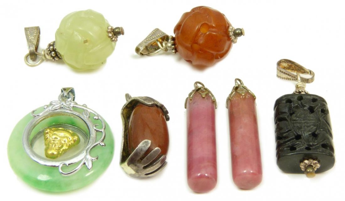SEVEN CHINESE PENDANTS WITH STERLING SILVER MOUNTS: To include onyx, jade and carnelian pendants. Each measures approx 1" (2.54cm) Length. Total approx weight 34g.