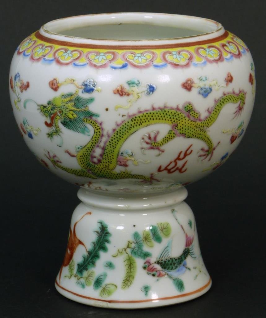 19TH CENTURY CHINESE FOOTED VESSEL w/ 5 TOE DRAGON: Circa mid 19th century. Measures approx 5 1/2" (13.97cm) Height. Total approx weight 564g. Provenance: From the estate of Count Adrian Toati de Suiza de Bourbon, Great Grandson of Queen Isabella II of