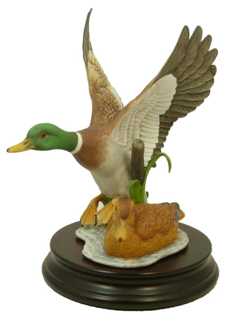 KAISER PORCELAIN GROUPING OF A CANADIAN GOOSE: Signed to base Kaiser in blue. Comes with a fitted base. Measures approx 8 1/2" (21.59cm) Tall. Total approx weight 1.18kg.