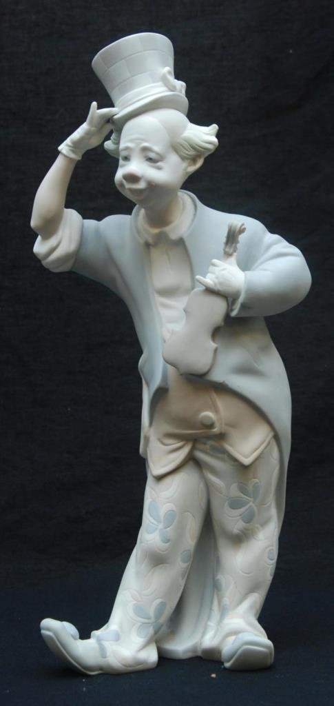 LLADRO "CLOWN WITH VIOLIN" 1126: Original retail price of $1,490.00. Retires in 1978. No box. Measures approx 12 1/2" (31.75cm) Tall. Total approx weight 996g.