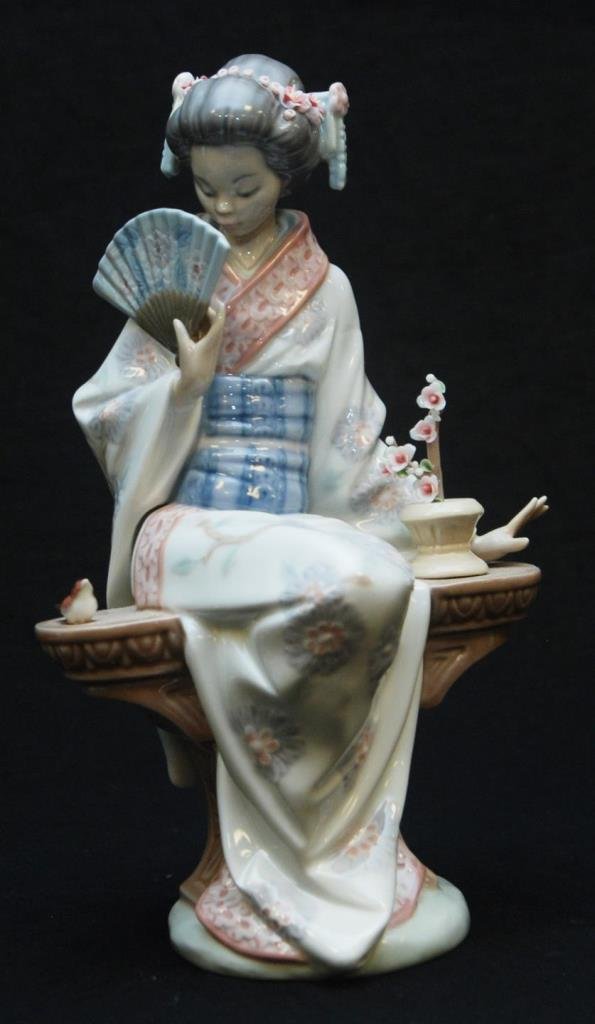 LLADRO PORCELAIN FIGURINE "NIPPON LADY" 5327: retired in 1998. No box. Measures 9" (22.86cm) Tall. Total weight 722g.