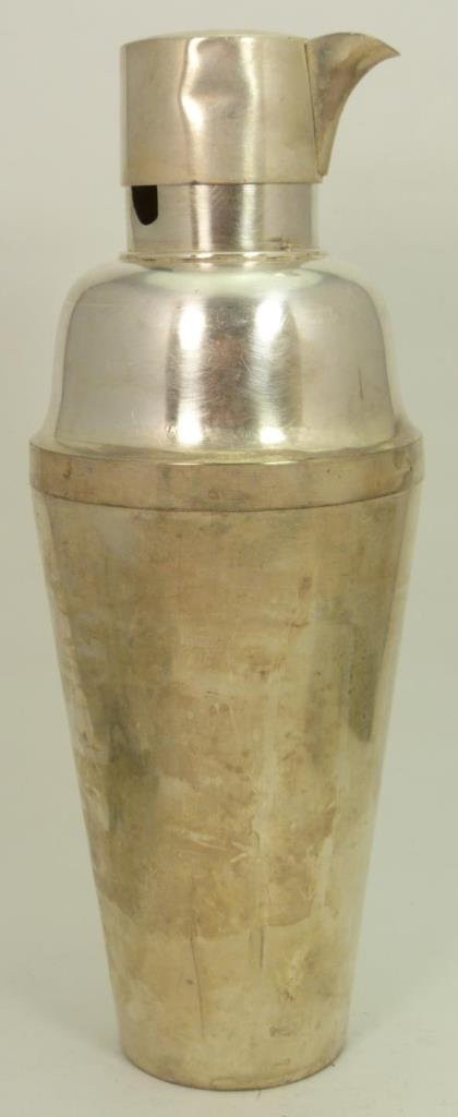 VINTAGE MODERNE REED & BARTON COCKTAIL SHAKER: Silver soldered. Measures 12 1/2" (31.75cm) Tall. Total approx weight 746g.