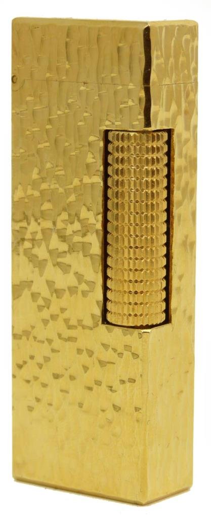 DUNHILL GOLD PLATED SWISS MADE LIGHTER: New in box. Lighter measures 2 1/2" (6.35cm) Long. Total approx weight with box 133g.