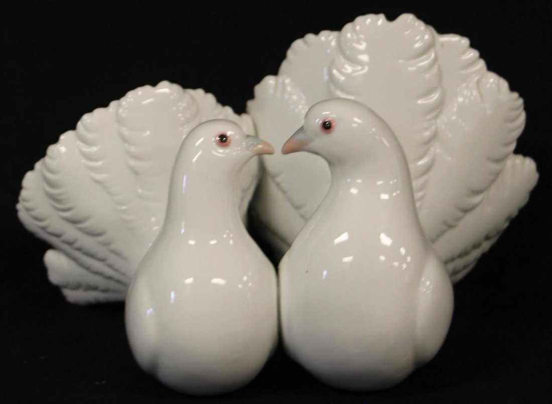 LLADRO "KISSING DOVES" 1170: Lladro "Kissing Doves" 1170. Retired in 1988 with a 4 3/4" (12.06cm) Height. Total weight 902g.
