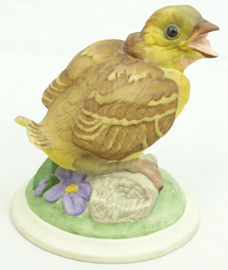 EDWARD MARSHALL BOEHM FIGURINE OF A BABY GOLDFINCH: Measures approx 4 1/2" Tall. Total weight 236g.