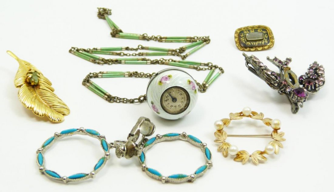 LOT OF VINTAGE COSTUME JEWELRY: To include a Vandel wreath pin, a moveable florenza bird pin, pair of earrings, two pins and a miniature enameled clock with chain. Total collective weight 61g.