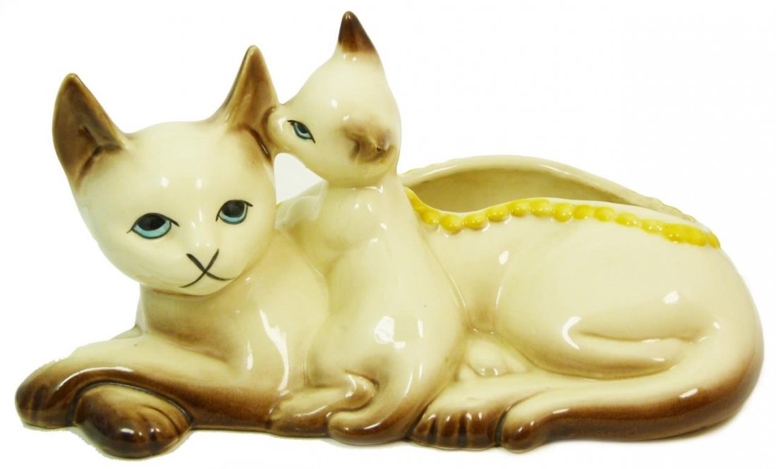 ANTIQUE HULL SIAMESE CAT PLANTER: Featuring a Siamese cat and her kitten. Hull number 63. Measures 11 1/2" (29.21cm) Length. Total approx weight 1.38kg.