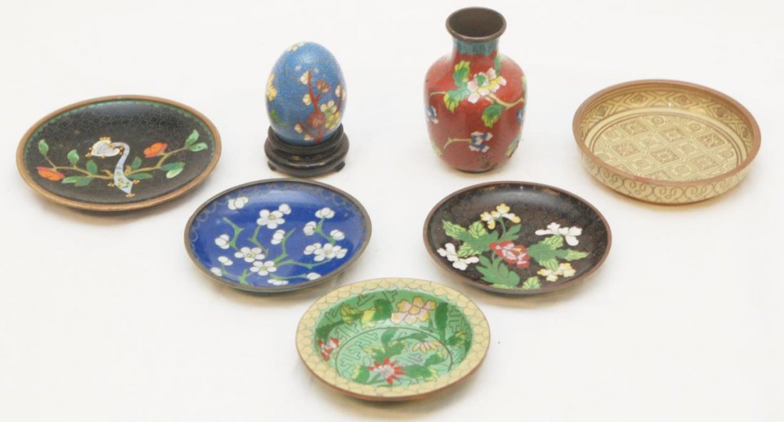 LOT OF 7 CHINESE CLOISONNE ITEMS: A lot of 7 Chinese cloisonne enameled metal items including a cabinet vase, egg with stand and 5 small trinket dishes. Tallest piece approx. 3 1/4" height (8.3cm). Total weight approx. 500 grams.