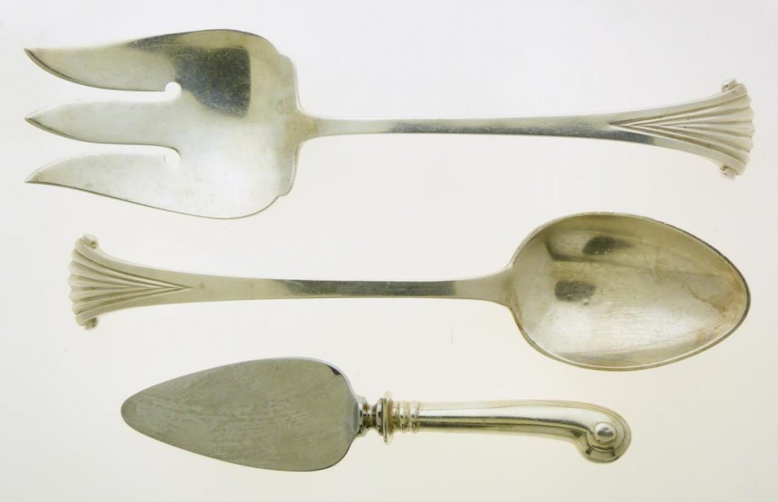 3 TUTTLE 'ONSLOW' STERLING SILVER SERVING PIECES: A lot of 3 Tuttle American sterling silver flatware serving pieces. Includes salad serving set with spoon and fork and a cheese spreader. No apparent monograms or removals. Cheese spreader and salad s