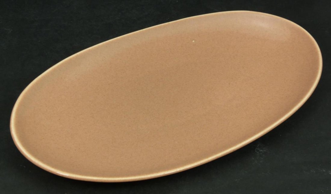 RUSSEL WRIGHT STEUBENVILLE POTTERY OVAL TRAY: Russel Wright Steubenville American industrial salmon glazed pottery oval platter. Measures approx. 11" length x 6 1/4" width (28cm x 16cm). Total weight approx. 410 grams.